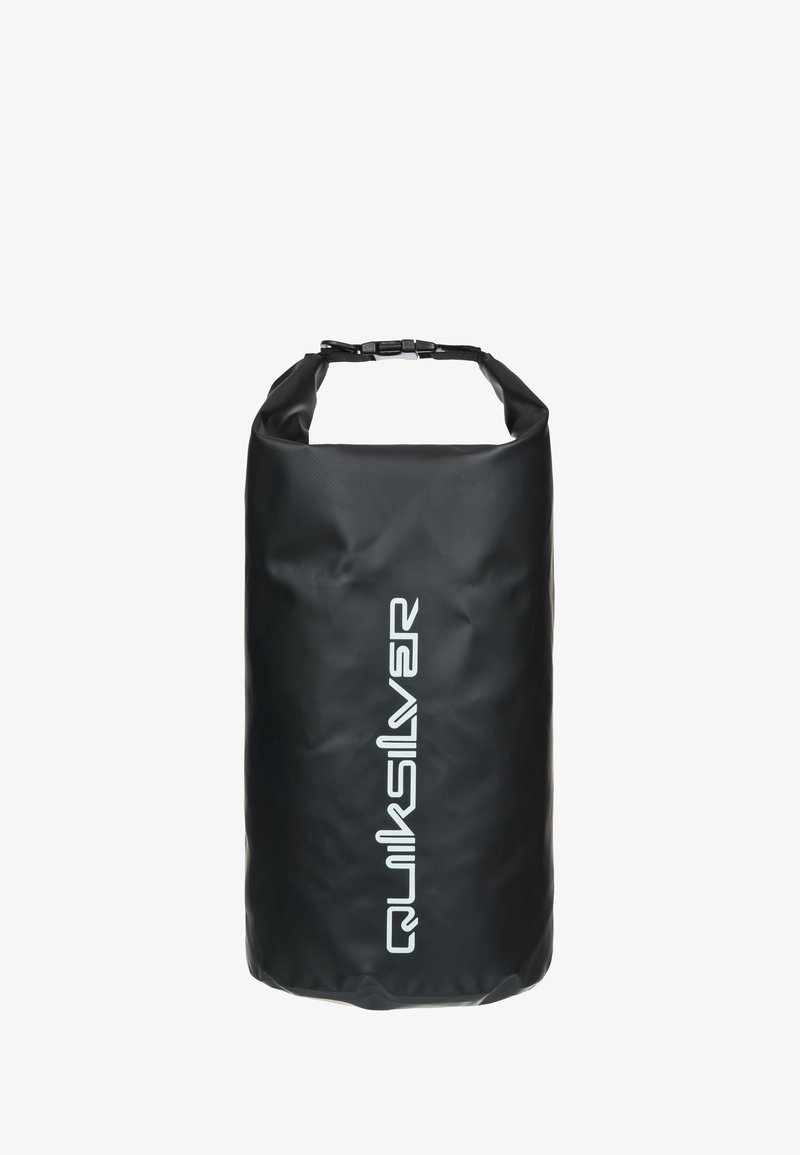 Czarny cylindryczny suchy worek z zamknięciem na klamrę z rolką oraz białym logo Quiksilver nadrukowanym pionowo z przodu.