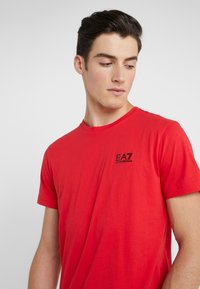 EA7 Emporio Armani Jednoduché tričko - red