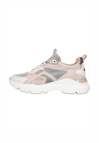 Sneakers sportivi con una combinazione di suede beige, mesh e dettagli metallici. Presentano una robusta suola bianca e un design con lacci, con un inserto per il tallone.