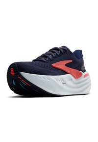 Mornarski mrežasti tekaški čevelj z roza dodatki, oblazinjeno belo srednje podplato in teksturirano črno gumijasto zunanjost z vzorcem in blagovno znamko.