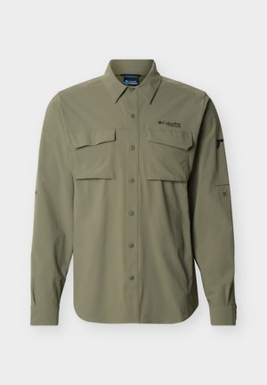 Langærmet olivengrøn Columbia Titanium-skjorte med to brystlommer, knaplukning og diskret logo på bryst og ærme.