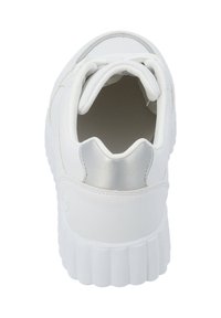 Weißer Sneaker mit runder Zehenpartie, oberem Teil aus glattem Leder, gepolstertem Kragen und strukturiertem Gummisohle. Silberner Akzent an der Ferse.