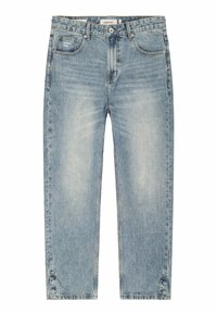 Jean bleu clair à jambes droites avec des détails délavés, bouton et fermeture éclair à l'avant, cinq poches et une petite étiquette de marque sur la poche avant droite.