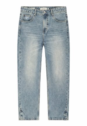 Jean bleu clair à jambes droites avec des détails délavés, bouton et fermeture éclair à l'avant, cinq poches et une petite étiquette de marque sur la poche avant droite.