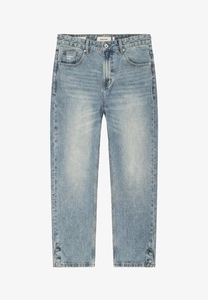 Jean bleu clair à jambes droites avec des détails délavés, bouton et fermeture éclair à l'avant, cinq poches et une petite étiquette de marque sur la poche avant droite.