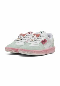 Baskets blanches et vert clair en daim et matériaux synthétiques ; avec des accents roses et un personnage de dessin animé sur la languette.