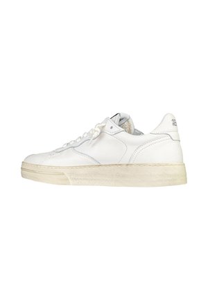 Sneaker in pelle bianca basse con lacci bianchi e suola in gomma beige leggermente sporca, vista laterale.