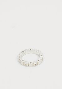 Sudraba gredzens ar pārmaiņus gludām un faktūrētām kvadrātveida daļām, katrā ir iestiprināta maza caurspīdīga akmens, iekšpusē gredzena ir zīmogs "925".