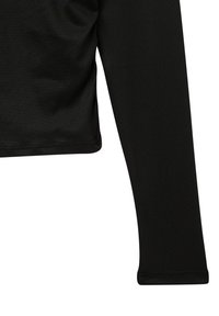 Maglietta nera a maniche lunghe, realizzata in un tessuto liscio e elastico. Presenta un design aderente con orlo arrotondato e polsini senza cuciture.