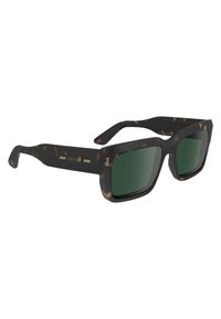 Ochelari de soare cu ramă din material scoică, lentile verzi rectangulare și accente metalice subtile pe brate. Finisaj mat cu textură netedă.