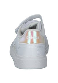 Witte leren sneaker met een gestructureerde zool, klittenbandsluiting en iriserende hielaccent met het Adidas-logo. Glad stoffen interieur.