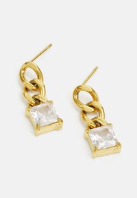 Goldene Ohrringe mit einem verknüpften Kettendesign und einem klaren, quadratischen Kristallakzent. Strukturierte Oberfläche mit polierter Finish.