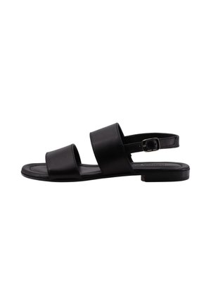 Sort læderflad sandal med to brede stropper over foden og justerbar ankelrem med sølvspænde, sideview.