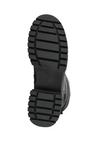 Suela de bota de goma negra con un diseño de dibujo para tracción, con punta redondeada y refuerzo alrededor del borde para mayor durabilidad.