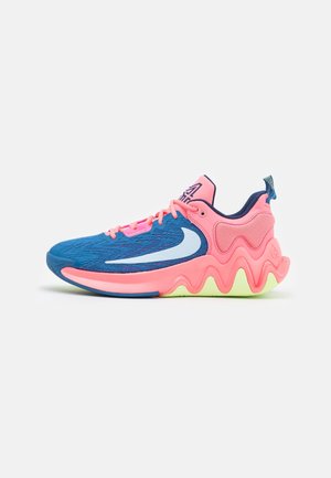Blå og pink atletik-sneaker med hvid swoosh, sål med bølgemønster, pink snørebånd og mørkeblå indvendig for på hvid baggrund.