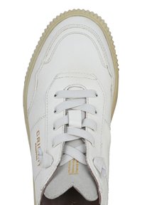 Weiße Ledersneaker mit strukturiertem Obermaterial, runder Zehenpartie, flachen weißen Schnürsenkeln und beigem Gummisohle. Mit goldenen Logo-Akzenten an der Seite.