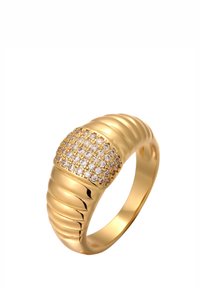 Guld ring med en bølget design; har en klynge af små klare sten på et poleret bånd. Glat tekstur med reflekterende overflade.