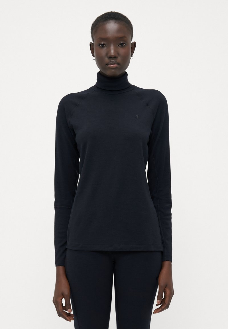 Svart høyhalset langermet topp med en tettsittende design, laget av et glatt materiale, med raglanermer og minimal detaljer.