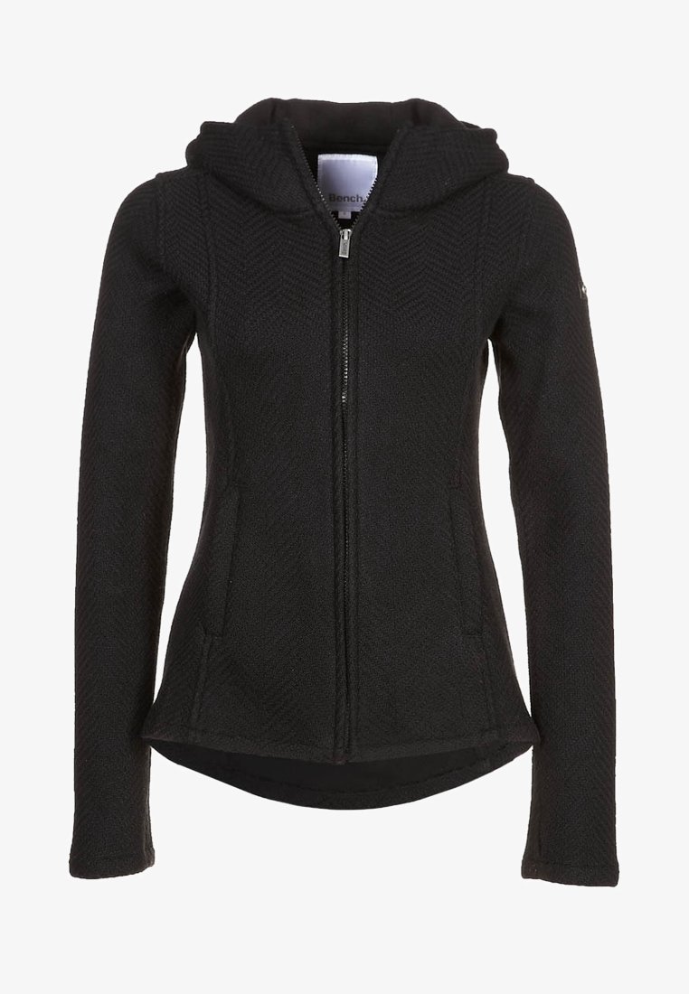 Svart zip-up hoodie med ett strukturerat fiskbensmönster, utrustad med huva och långa ärmar. Sidofickor och en lätt böjd fåll.