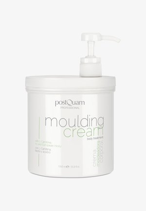 Recipiente cilíndrico blanco con bomba etiquetado PostQuam Professional moulding cream body treatment, 1000 ml, con L-Carnitina, Hiedra y Acebo europeo.