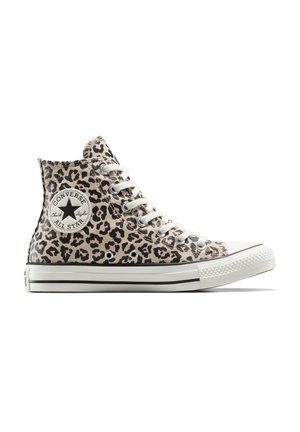Hoge canvas sneakers in een luipaardprintpatroon, met witte veters, een rubberen teenkap en een zwart-wit logo-embleem op de zijkant.