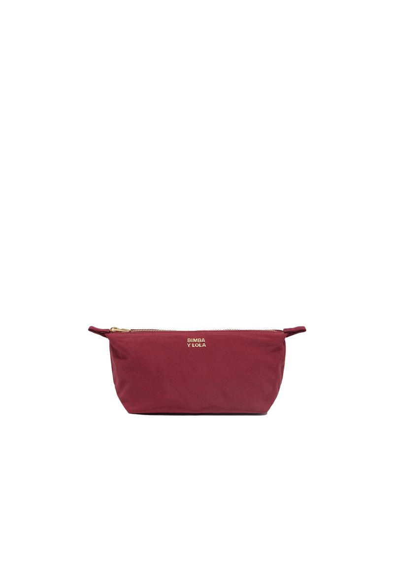 Gran neceser burdeos de gran tamaño, fabricado con un material duradero, que cuenta con un zip dorado y un logo. Forma rectangular con asas en ambos extremos.