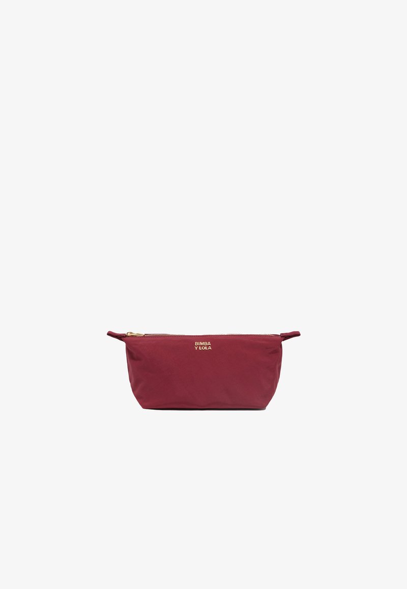 Gran neceser burdeos de gran tamaño, fabricado con un material duradero, que cuenta con un zip dorado y un logo. Forma rectangular con asas en ambos extremos.