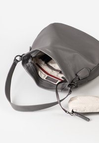 Grau Leder Umhängetasche mit strukturierten Oberflächen; das Innere verfügt über ein gemustertes Futter und rote Reißverschlusstaschen; enthält eine kleine passende Tasche.