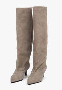 Šedé semišové boty do výšky kolen s špičatou špicí a štíhlým podpatkem, které se vyznačují měkkou texturou a volnějším designem.