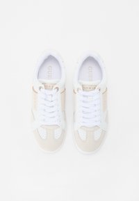 Vita och beige sneakers i mocka och läder, med perforerade detaljer, snörningsdesign och prägad logotyp på sidan.