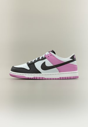 Baskets basses avec des panneaux en cuir blanc, noir et rose, et un swoosh Nike noir sur un fond neutre.