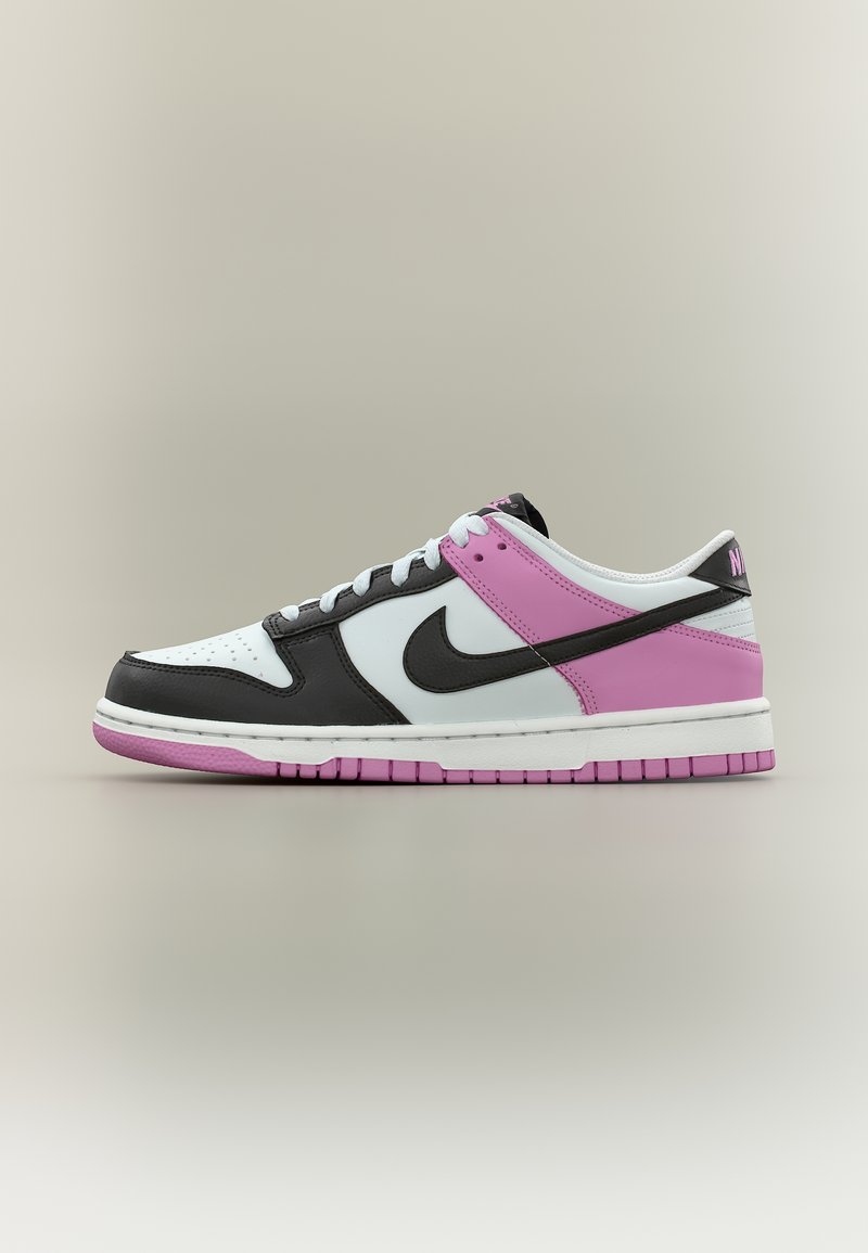Baskets basses avec des panneaux en cuir blanc, noir et rose, et un swoosh Nike noir sur un fond neutre.