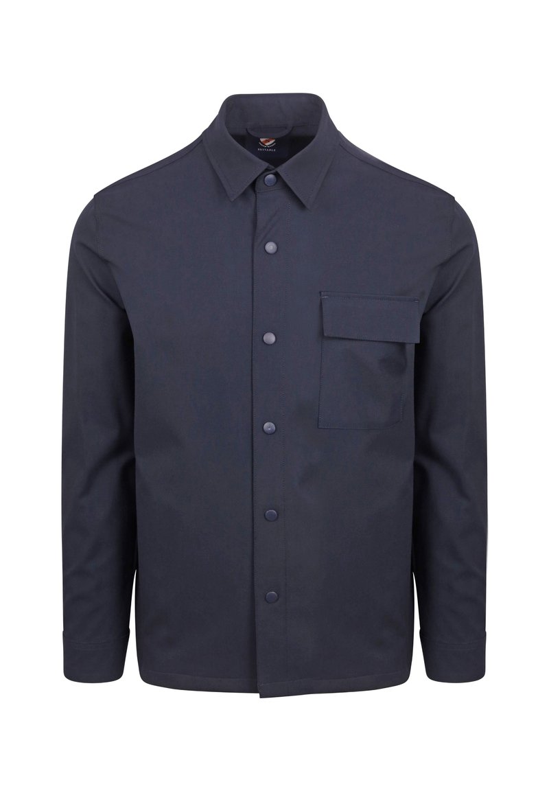 Marineblauw button-up shirt van gladde stof; heeft een borstzak, kraag en rechte zoom. De knopen passen bij de kleur van de stof.