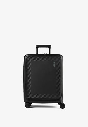 Valise rigide noire avec motif texturé diagonal, poignée télescopique, quatre roulettes pivotantes et petit logo sur le panneau avant.