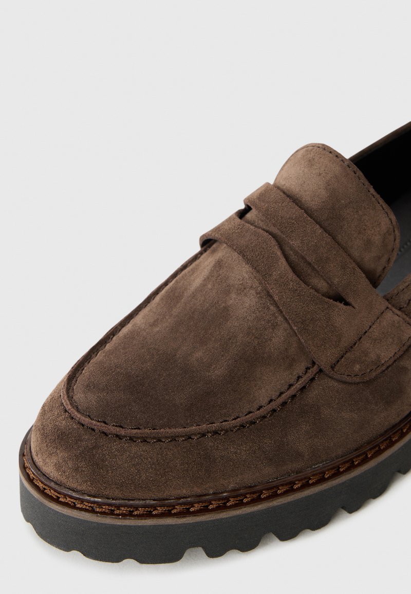Brauner Wildleder-Loafer mit strukturierter Oberfläche, weich abgerundeter Zehenpartie, gestickten Details und einer robusten Sohle aus schwarzem Gummi.