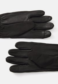 Gants noirs en cuir avec une texture lisse. Conçus avec cinq doigts et un poignet élastiqué pour un ajustement parfait.