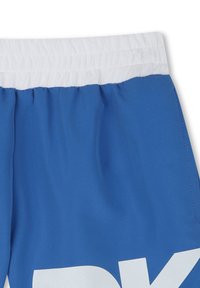 Blauwe sportshorts met een witte elastische tailleband. Heeft een groot wit logo aan de linkerkant en een gladde, lichte stoftextuur.