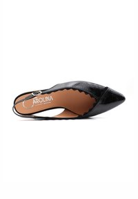 Scarpa slingback in pelle verniciata nera con punta affusolata, bordi scallop e cinturino regolabile. Presenta una soletta in pelle color tabacco.