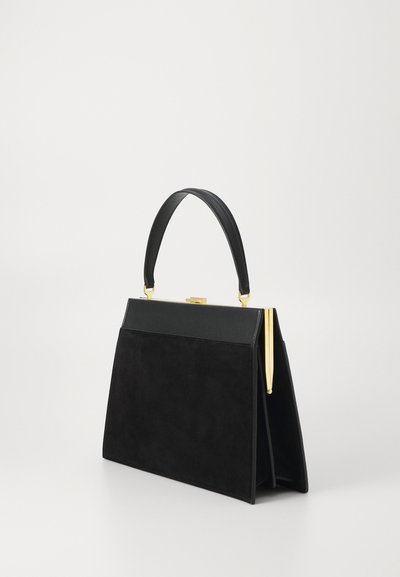 Melna rokassoma, izgatavota no zamša un ādas, ar strukturētu formu, zelta furnitūru un augšējo rokturi. Teksturēta virsma ar minimālistisku dizainu.