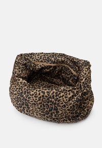 Bolsa de leopardo com enchimento em castanho e preto, com abertura com fecho e tecido macio e texturizado para uma aparência amarrotada.