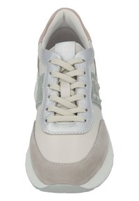 Sneaker aus einer Kombination von cremefarbenem synthetischem Leder und grauem Wildleder, mit silbernen Akzenten, flachen Schnürsenkeln und einer gepolsterten Zunge.