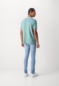 Marc O'Polo SHORT SLEEVE SLITS AT HEM EMBROIDERY - Polokošeľa - midnight moss