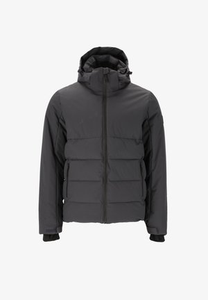 Gevoerde zwarte jas met een hoge kraag, ritssluiting en twee zijzakken met rits. Beschikt over een afneembare capuchon en verstelbare manchetten.