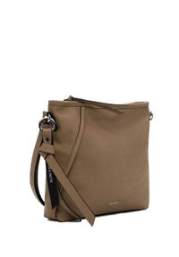 Brūna perforēta ādas plecu soma ar regulējamu siksnu, sudraba gredzena detaļām un rāvējslēdzēja aizdari, leņķī, lai parādītu priekšpusi un sānu.