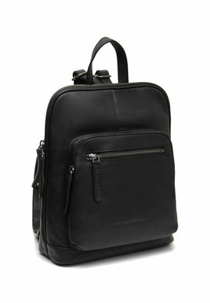 Sac à dos en cuir noir avec poche zippée à l'avant, poignée supérieure, bretelles réglables et bords arrondis sur fond blanc.