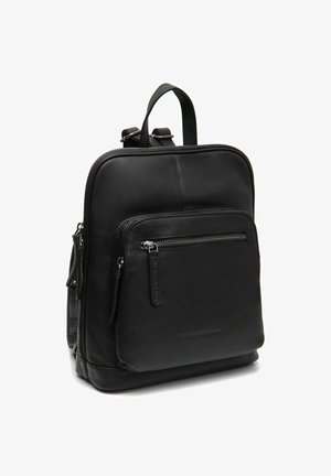 Zaino in pelle nera con tasca frontale con zip, manico superiore, spallacci regolabili e bordi arrotondati su sfondo bianco.