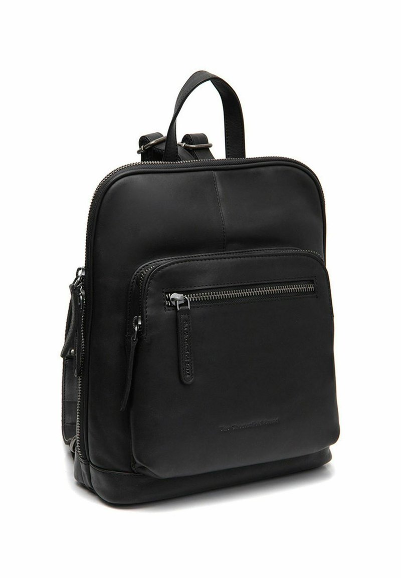 Mochila de cuero negra con bolsillo frontal con cremallera, asa superior, correas de hombro ajustables y bordes redondeados sobre un fondo blanco.