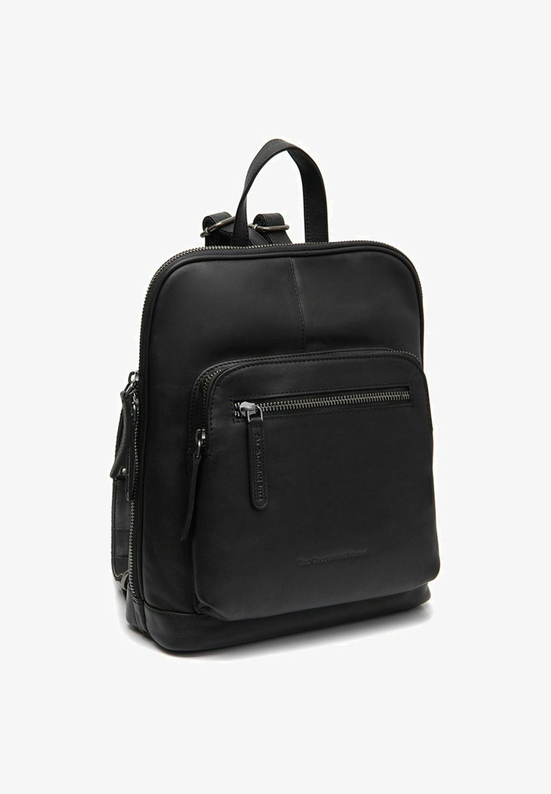 Mochila de cuero negra con bolsillo frontal con cremallera, asa superior, correas de hombro ajustables y bordes redondeados sobre un fondo blanco.