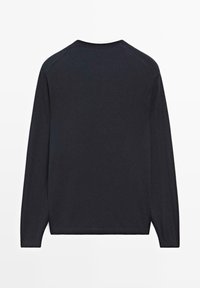 Czarna koszula z długim rękawem, okrągłym dekoltem, gładką fakturą i płaskimi szwami, charakteryzująca się prostym, minimalistycznym wzornictwem bez wzorów.