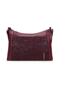 Bolso burdeos con un acabado de cuero suave y un panel de patrón de serpiente texturizado. Cuenta con una correa ajustable y un cierre de cremallera plateado.